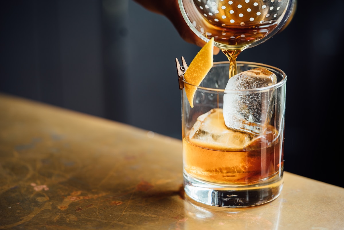 Cocktail-lounge hämärässä valaistuksessa